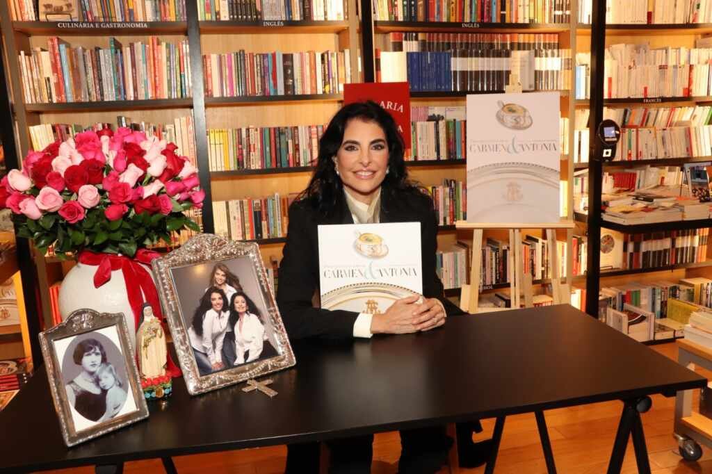 Antônia Frering celebra sucesso com lançamento do livro em São Paulo