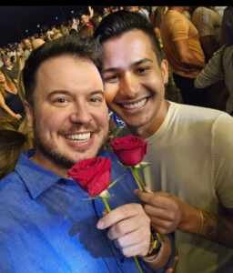 William Sanches prestigia show de Roberto Carlos e recebe a icônica rosa do Rei