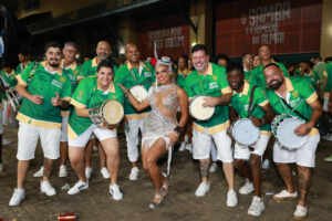 Quitéria Chagas brilha em noite de mini desfiles no Rio de Janeiro