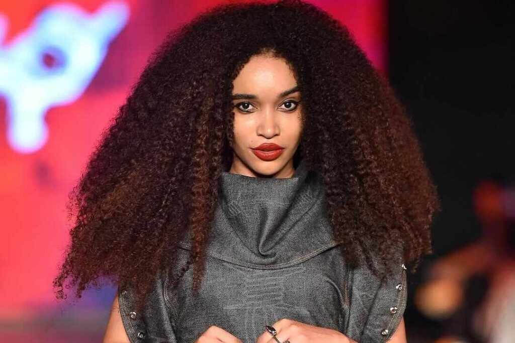 Stephanie Durval abre o desfile da marca Mocup na 25ª edição da Casa de Criadores