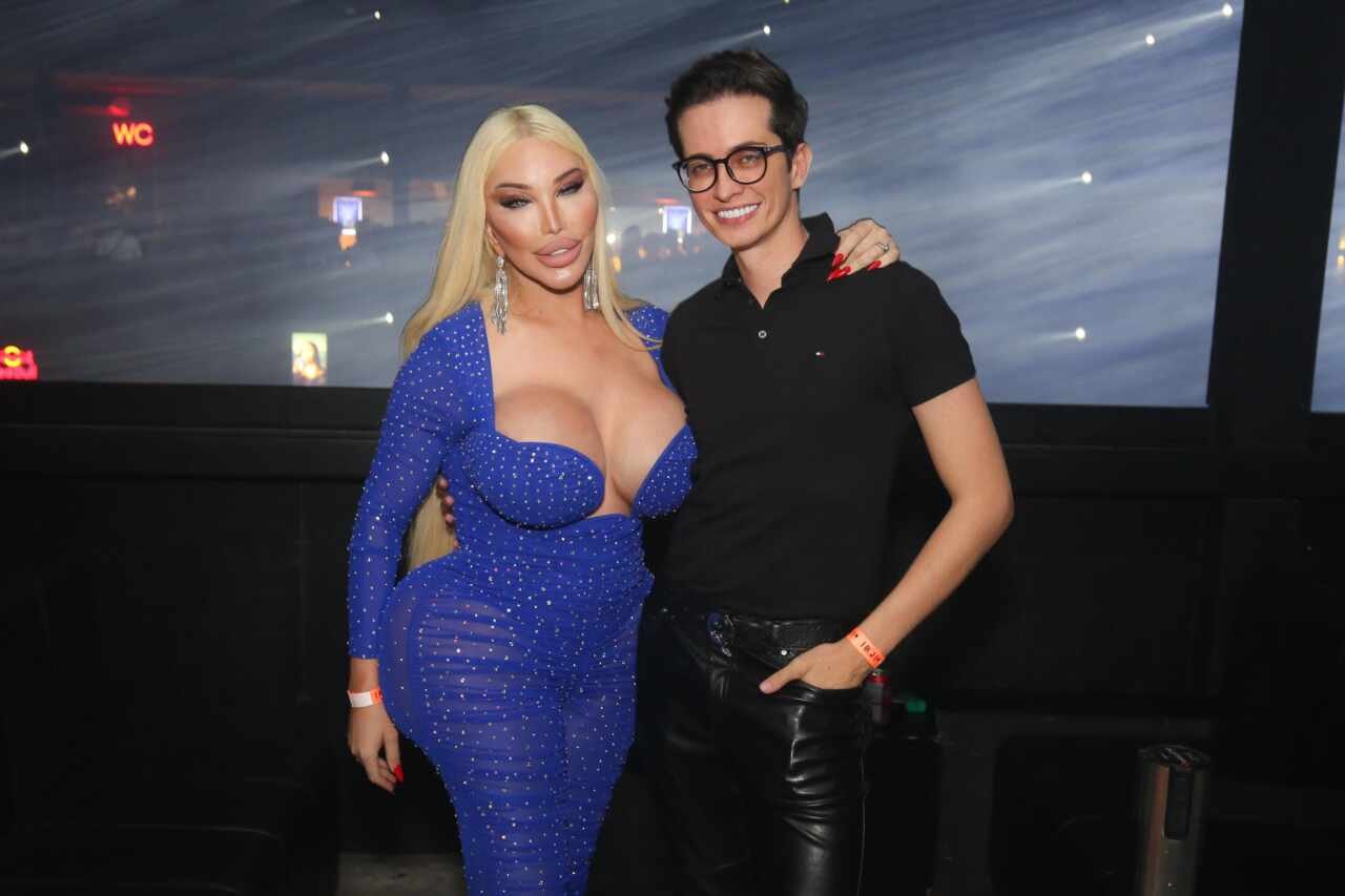 Jessica Alves brilha na noite paulistana ao lado de Alexandre e Fabi Frota
