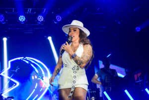 Lauana Prado esgota ingressos no Festa do Branco no Villa Country em São Paulo