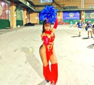 Musa da União da Ilha, Amanda Fernandes cai no samba em esquenta do carnaval
