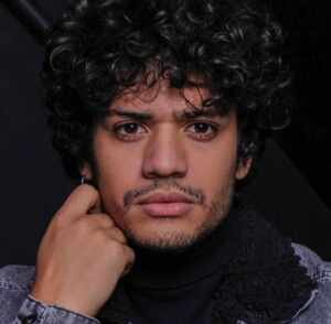 Gabriel Santana estrela a peça “Eu Nunca” com ingressos gratuitos, em SP