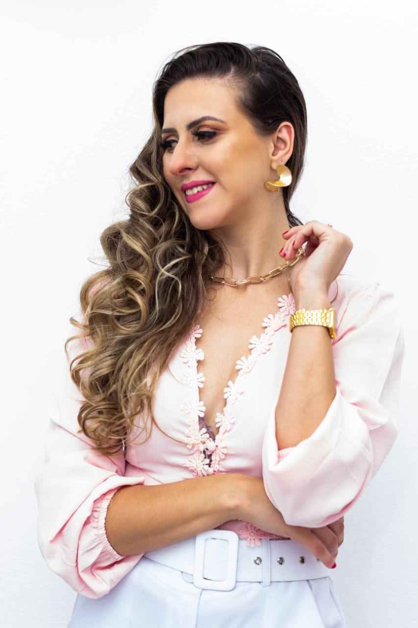 Cássia Carvalhal: De uma história de superação à autoridade em estética corporal 19 WhatsApp Image 2024 12 13 at 13.16.41 1