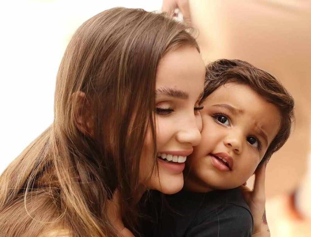 Anna Livya compartilha momento especial com o filho na preparação para o Natal Anna Livya compartilha momento especial com o filho na preparação para o Natal