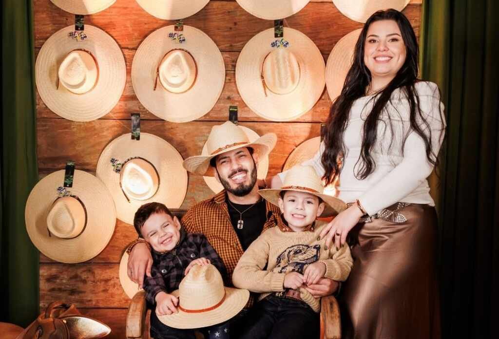 Pedro Paulo lança single “Presente de Natal” com o projeto 4i4 e celebra o espírito country Pedro Paulo lança single "Presente de Natal" com o projeto 4i4 e celebra o espírito country
