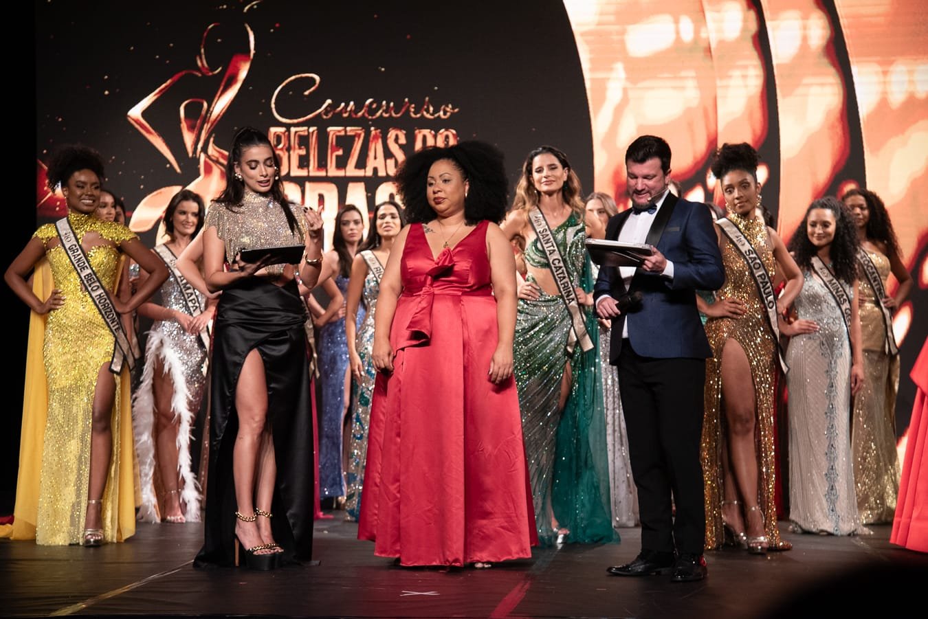 Concurso Belezas do Brasil 2024 consagra Ana Henrich como vencedora em noite histórica 20 Elaine Cristina - CEO da Casting Misses sendo homenageada pelas misses - Crédito da Foto: Rafael Cupin / Divulgação