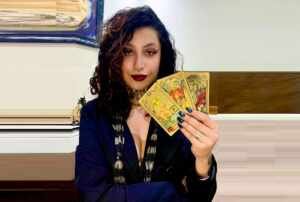 Rachel mais conhecida como Lux, sucesso no TikTok que vem se destacando como uma brilhante taróloga