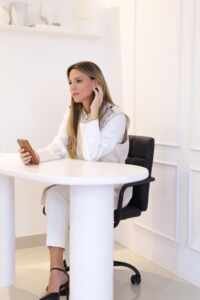 Harmonização Facial: A Arte de Resgatar a Beleza, a Confiança e a Autoestima por Renata Marins 27 c4fd4f06 82f2 44db 89cc 6d9649d35054 1