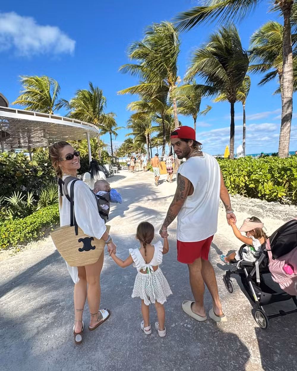 Virginia Fonseca ostenta tanquinho em férias com Zé Felipe e filhos nas Bahamas