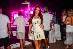 Larissa, ex-BBB, brilha com vestido floral branco na Festa do Branco no navio de Léo Santana
