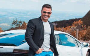 Muita energia: Eduardo Costa canta “La Bamba” em frente ao aeroporto na Bahia