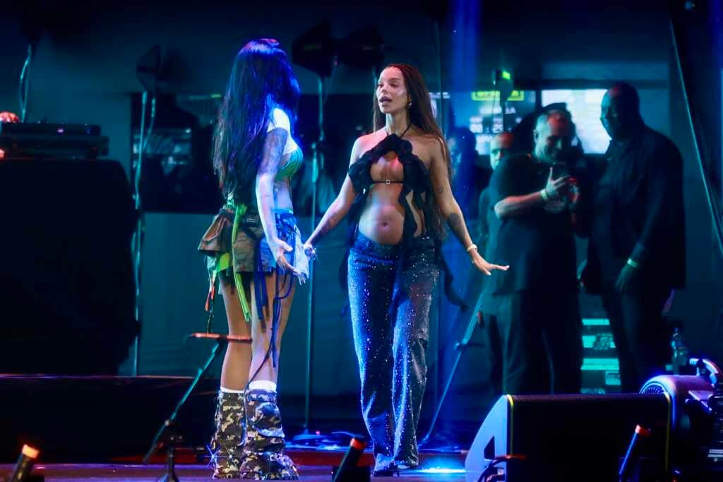 Ludmilla e Brunna Gonçalves trocam beijo apaixonado em show no Universo Spanta