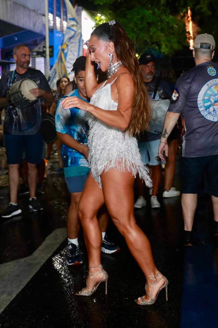 Sabrina Sato brilha em ensaio de rua e rumores de casamento com Nicolas Prattes aumentam