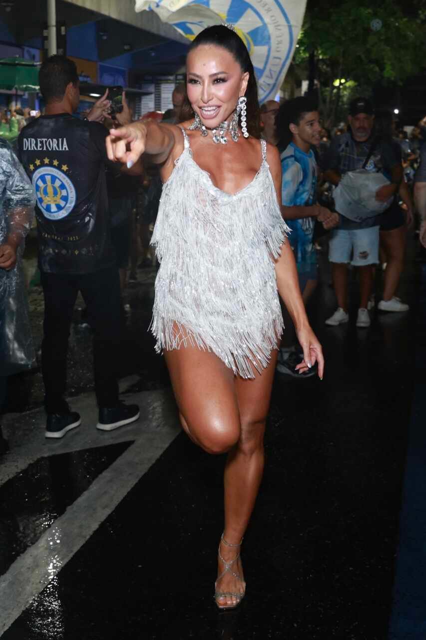 Sabrina Sato brilha em ensaio de rua e rumores de casamento com Nicolas Prattes aumentam