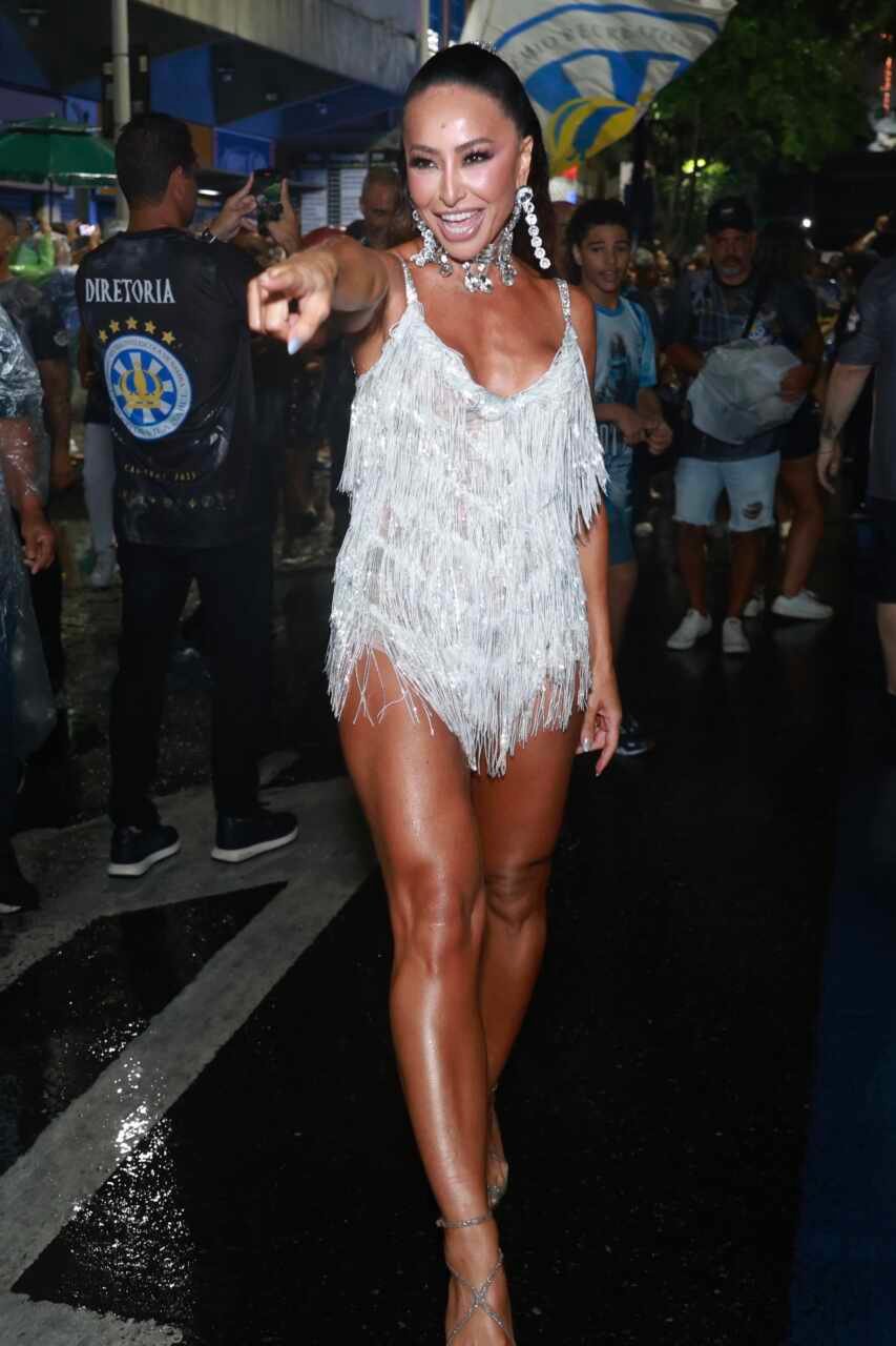 Sabrina Sato brilha em ensaio de rua e rumores de casamento com Nicolas Prattes aumentam