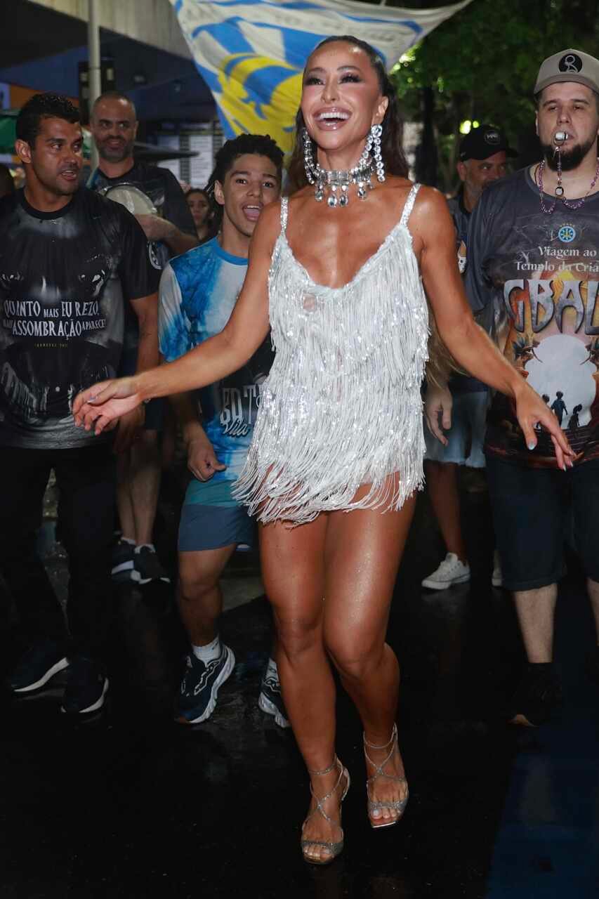 Sabrina Sato brilha em ensaio de rua e rumores de casamento com Nicolas Prattes aumentam