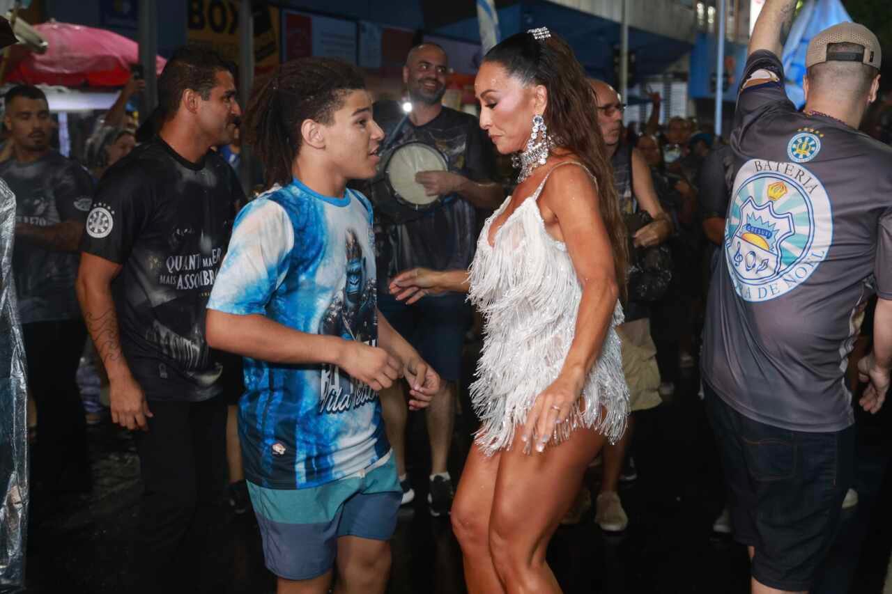 Sabrina Sato brilha em ensaio de rua e rumores de casamento com Nicolas Prattes aumentam