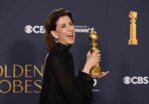 Fernanda Torres faz história no Globo de Ouro 2025 e dedica prêmio a Fernanda Montenegro