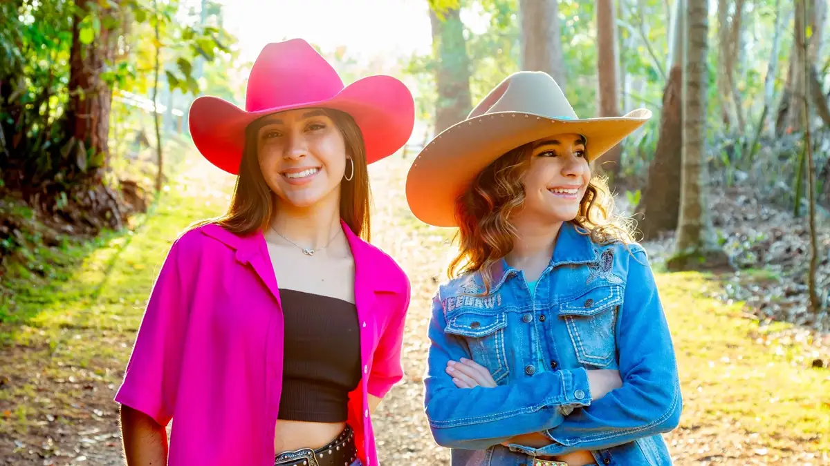 Melissa e Milena celebram 1 Milhao de visualizacoes com Surra.webp