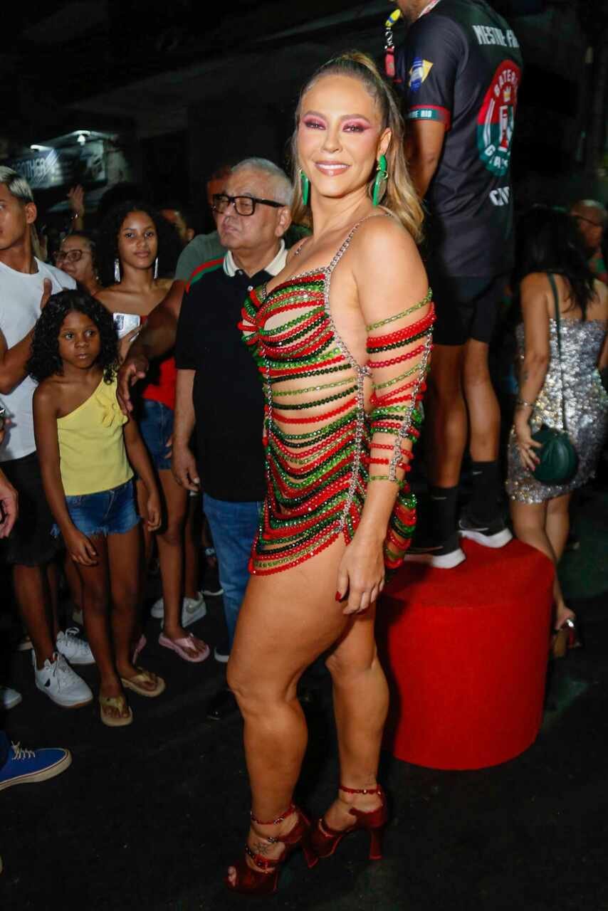 Paolla Oliveira brilha com look deslumbrante para a Grande Rio 23 Paolla Oliveira brilha com look deslumbrante para a Grande Rio