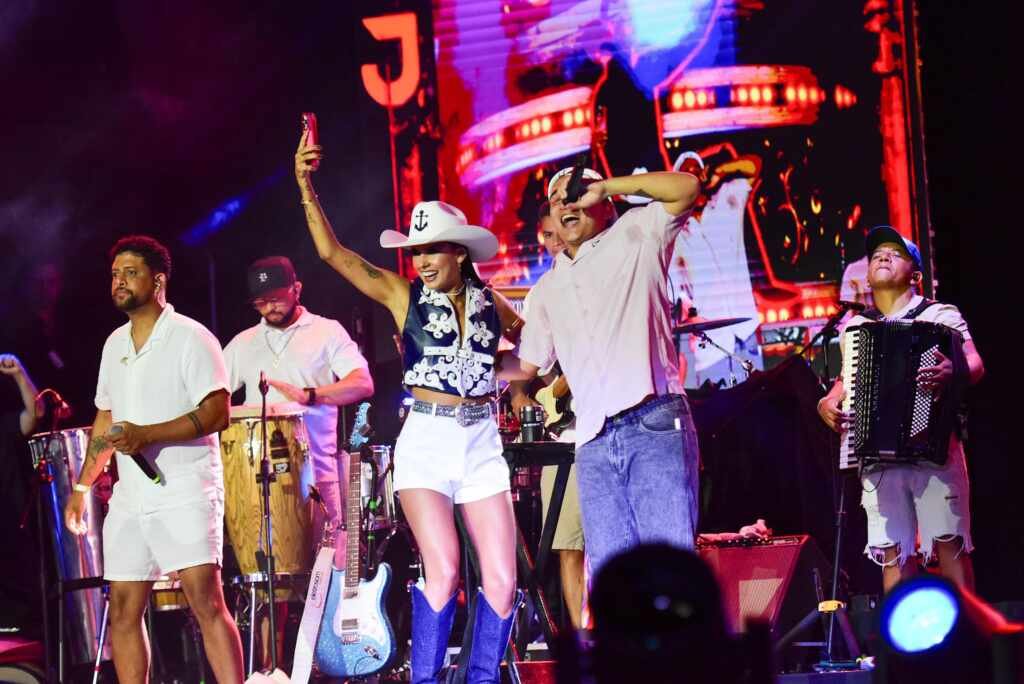 Ana Castela anuncia atrações do Navio da Boiadeira 2026 em alto-mar no MSC Preziosa Ana Castela surpreende ao fazer participação especial no show de João Gomes