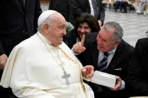 Sidney Oliveira, fundador da Ultrafarma, inicia 2025 com visita ao Papa Francisco no Vaticano