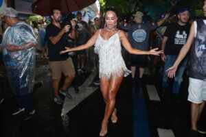 Sabrina Sato brilha em ensaio de rua e rumores de casamento com Nicolas Prattes aumentam