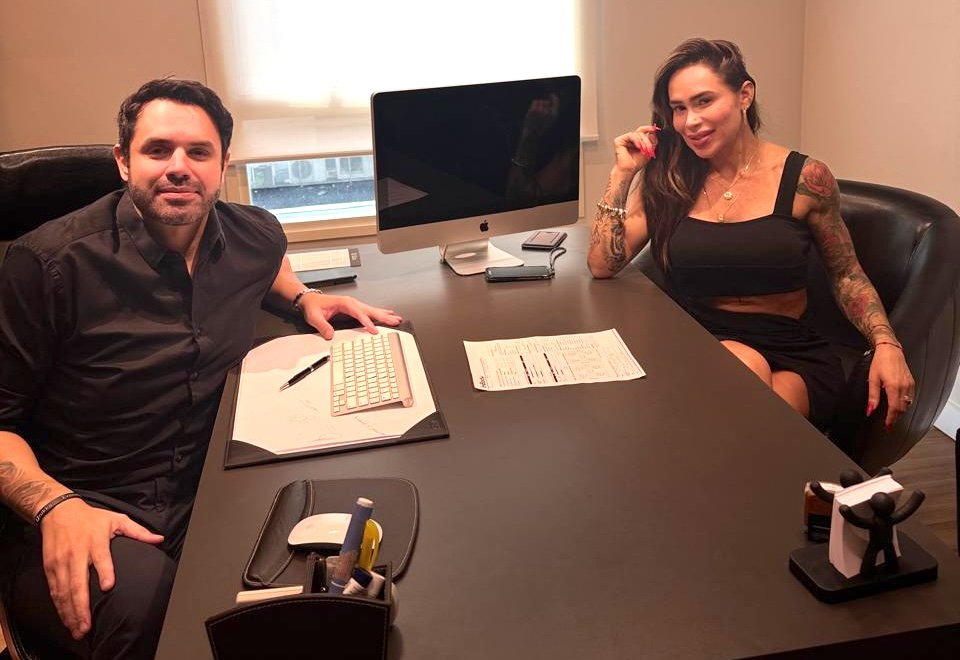 Musa Fitness Fabi Frota intensifica cuidados com Dr. Derek Camargo para o Carnaval 2025 19 Dr. Derek Camargo e Fabi Frota - Crédito da Foto: Divulgação