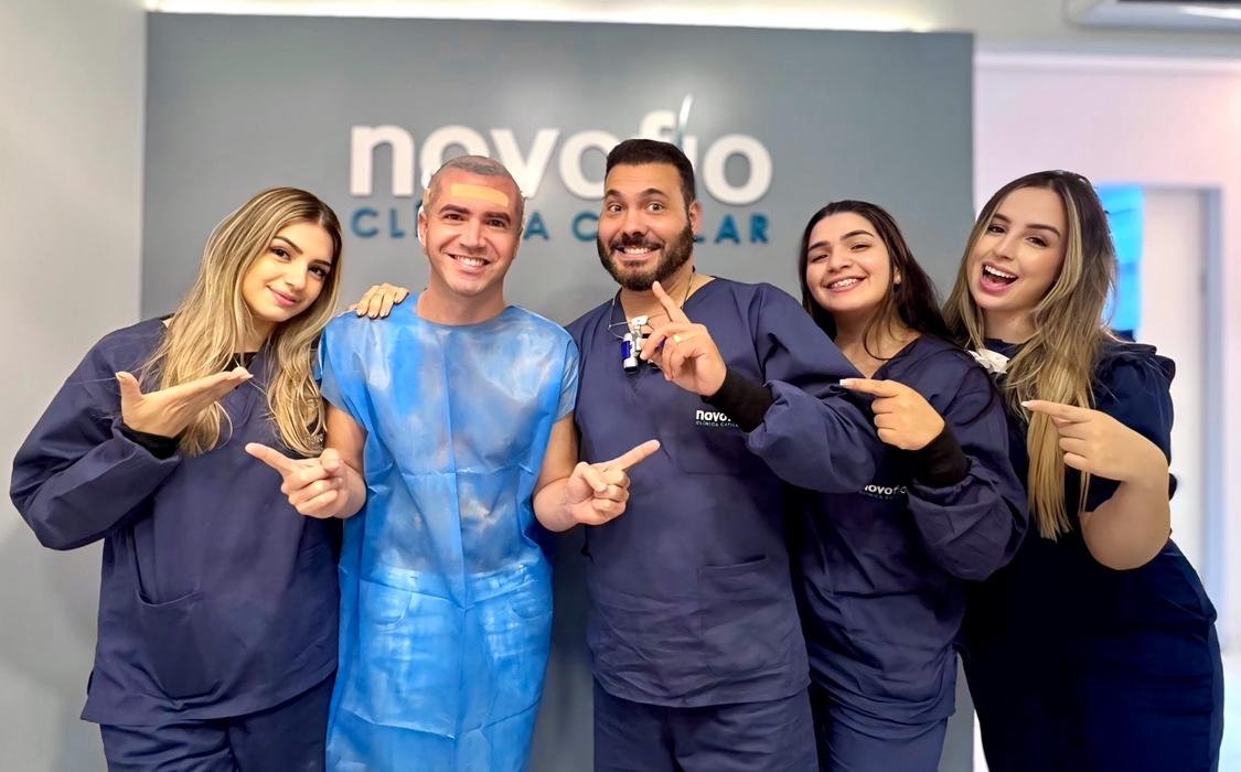 Jornalista Paulo Nunes faz transplante capilar com o médico André Oliveira referência no procedimento no Brasil 18 Paulo Nunes, dr.André Oliveira, Dra Luiza Savini, Sara Braz e Suellen - Crédito da Foto: Acervo PessoalGarcia