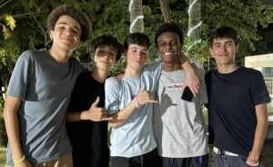 Bernardo Cintra comemora 14 anos com festa no Rio ao lado de amigos e colegas da arte