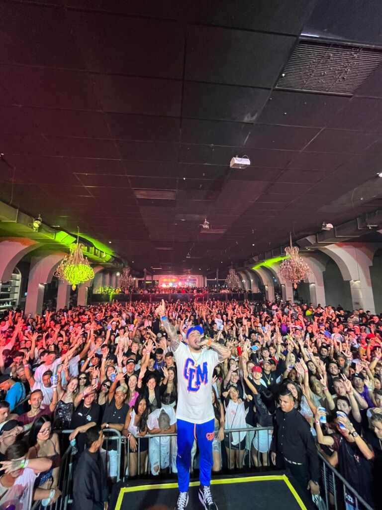 DJ Toledo – O rei da energia nos palcos DJ Toledo - O rei da energia nos palcos
