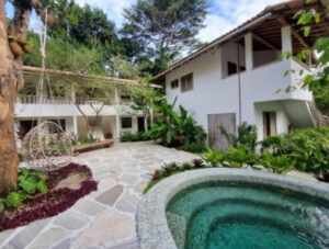 Marca feminina de luxo chega a Trancoso (BA) com loja conceito de alto padrão