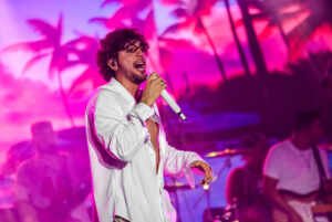 Nattan abre a segunda noite de shows no navio de Léo Santana sem a presença da namorada, Rafa