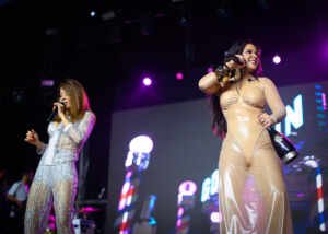 Maiara surpreende com look transparente ao lado da irmã Maraisa no Réveillon em Goiânia