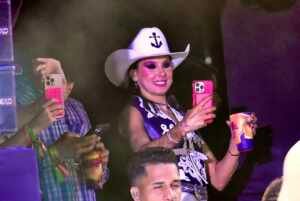 Ana Castela assiste ao show de Gustavo Mioto nos bastidores do Navio da Boiadeira