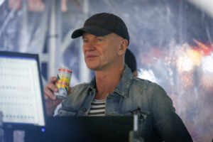 Sting é flagrado tomando cerveja durante show de Shakira em São Paulo