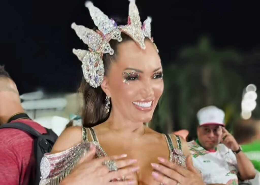 Karinah brilha em ensaio da Mangueira com look deslumbrante
