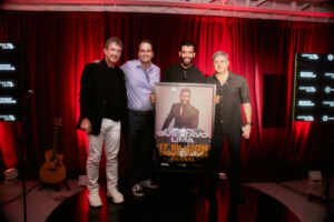 Em Miami, Gusttavo Lima recebe premiação global da Sony Music