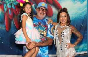 Fabi Frota participa do último ensaio da Tucuruvi ao lado de Alexandre Frota e da filha