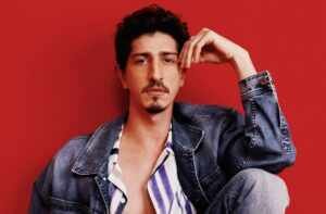 Johnny Massaro em duas frentes: teatro e festival internacional
