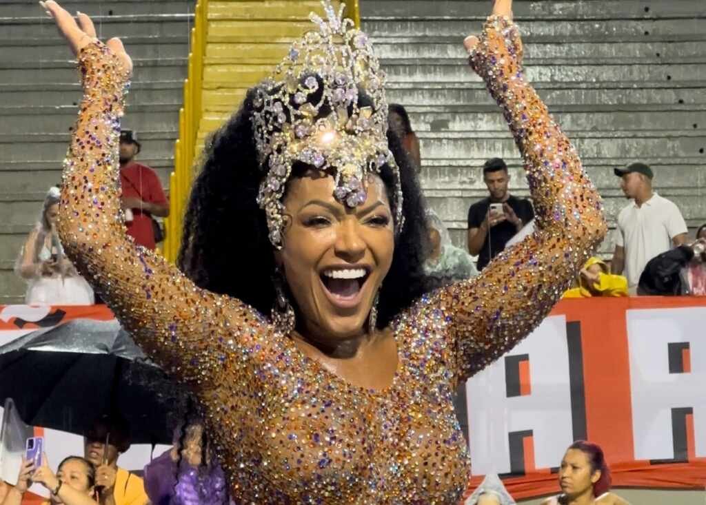 Rainha das Rainhas Simone Sampaio – 30 Anos de Carnaval e a Paixão que Transcende a Passarela Rainha das Rainhas Simone Sampaio – 30 Anos de Carnaval e a Paixão que Transcende a Passarela
