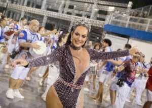 Camila Prins brilha em ensaio técnico da Colorado do Brás com look repleto de cristais