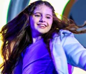 Carolina Ferreira surpreende com “No Pique” e reafirma seu talento no pop juvenil
