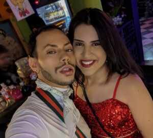 Vivian Veggari e Metturo curtem noitada em balada