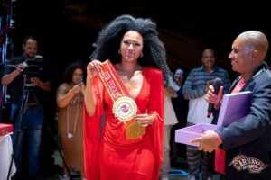 Simone Sampaio recebe homenagem da UESP e brilha no último desfile técnico no Anhembi