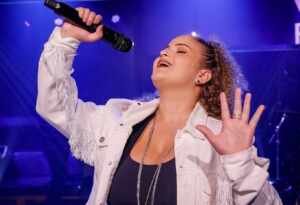 Cantora Vitória Peixoto lança o single “Traz uma cerveja urgente”