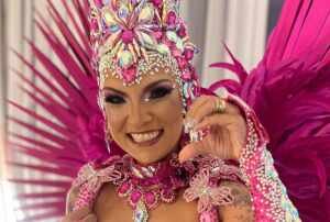 Milene Gonzalez brilha como Barbie carnavalizada no desfile da União Imperial em Santos