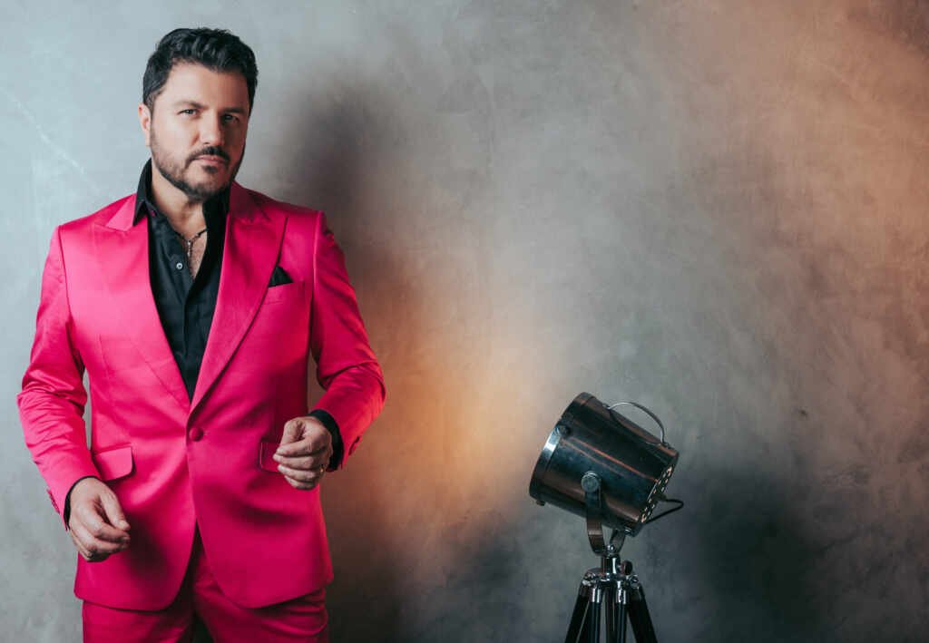 Maurício Manieri apresenta "Classics Super Hits", seu mais novo espetáculo